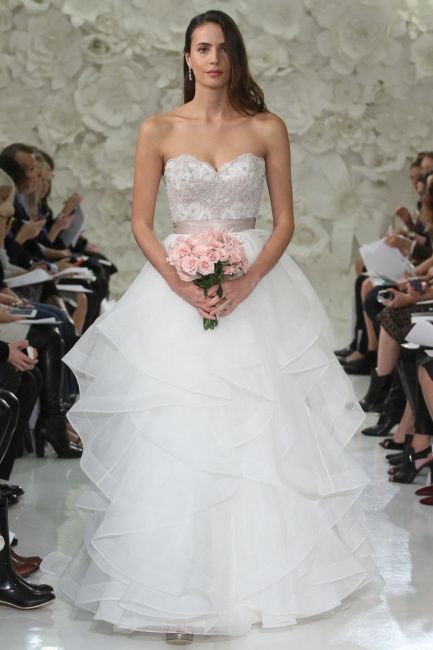 Vestido de noiva detalhe rosa
