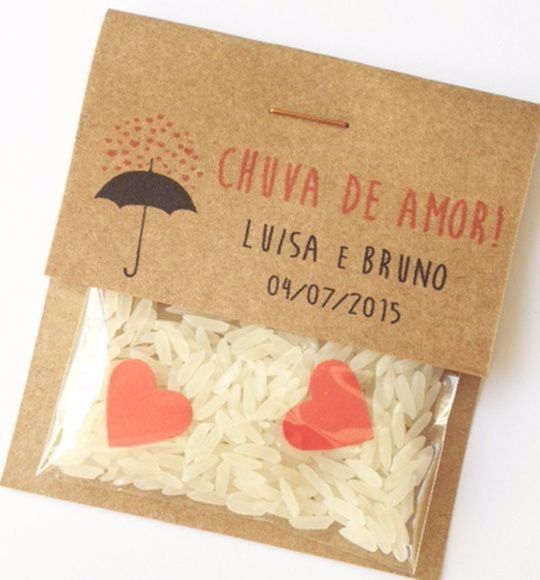 Chuva de arroz para a saída dos noivos!
