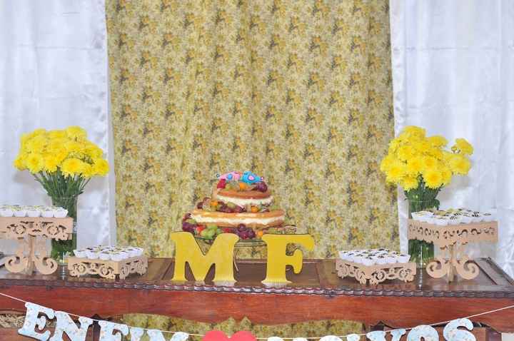 A mesa com o bolo