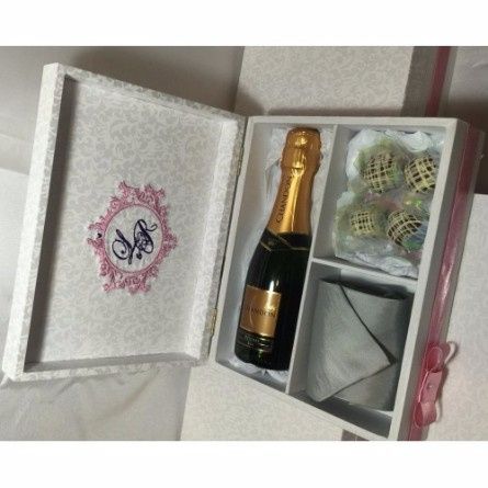 Para os padrinhos homens, na das madrinhas no lugar da gravata vc pode por algum brinco, pulseira ou