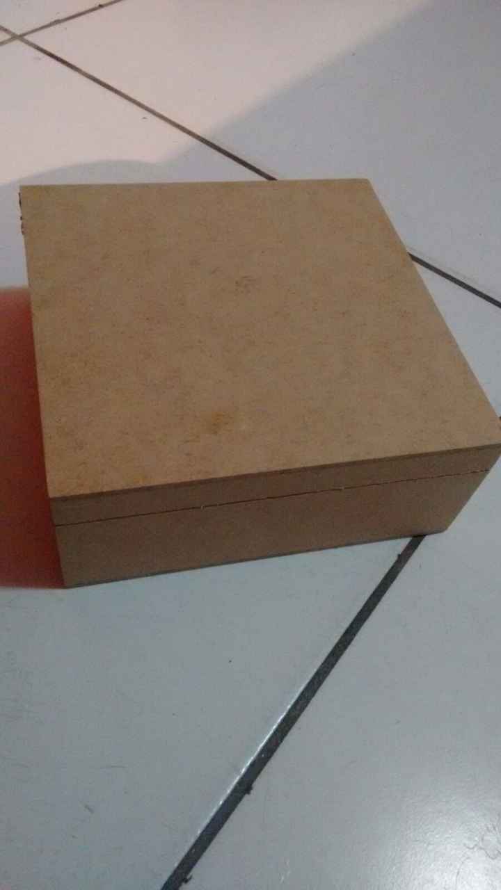 Ela fechada, eu queria com uma bordinha sobrando na tampa, mas como estas ja estavam prontas, peguei
