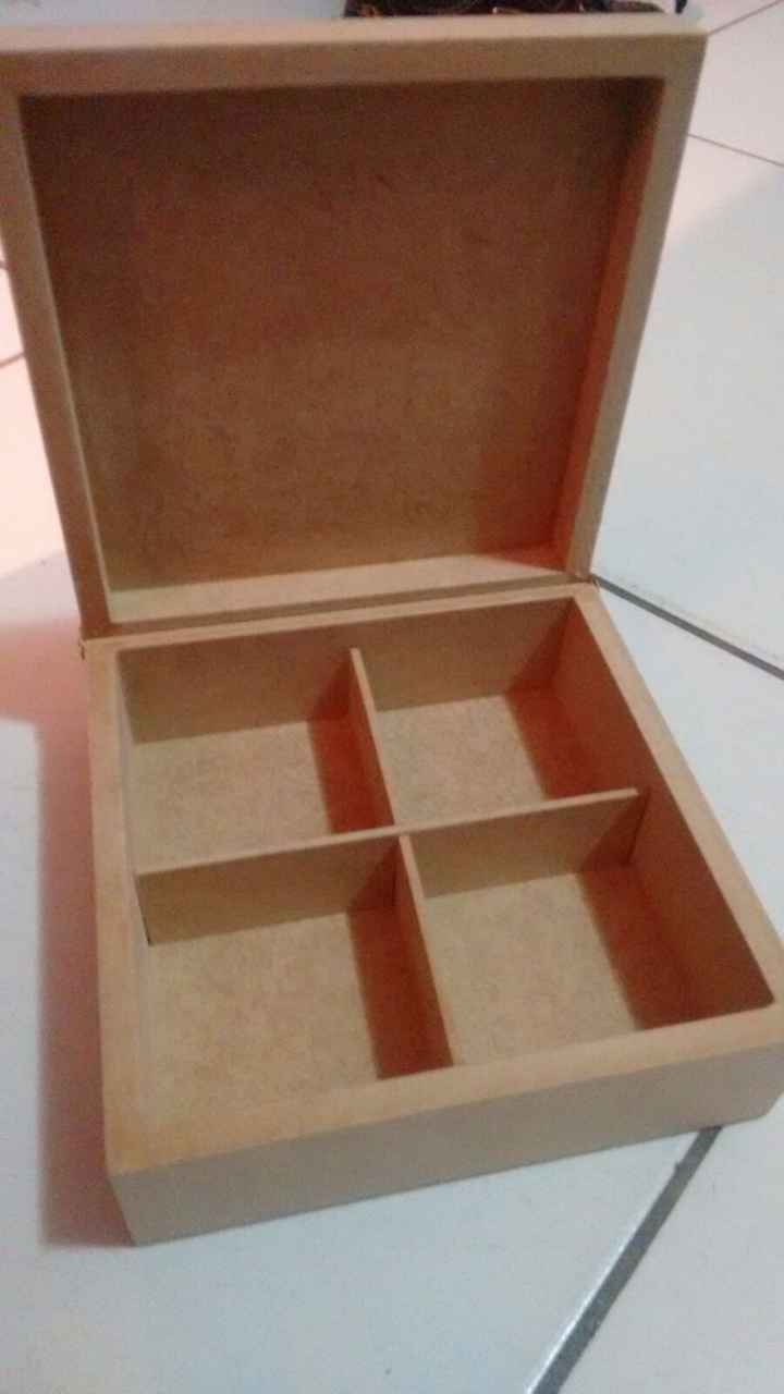 Pensei em 6 divisórias, mas no fim, fiquei com a de quatro mesmo, a idéia é colocar 4 doces .. 