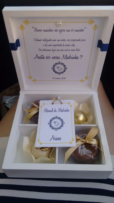 Caixinha aberta com o manual e os doces ?