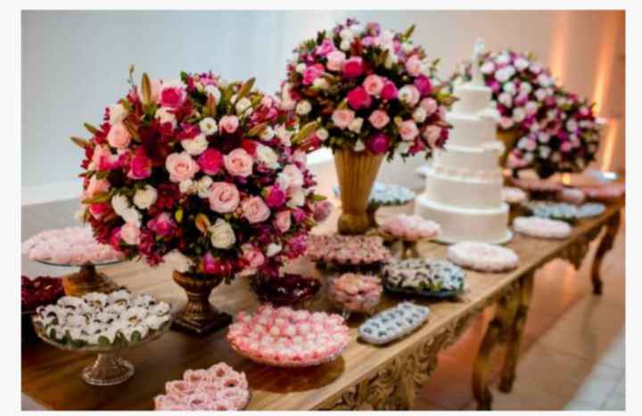 Noivinhas, para decoração na paleta do rosa chá com mesa dos doces e do bolo sendo de madeira fica m