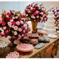 Noivinhas, para decoração na paleta do rosa chá com mesa dos doces e do bolo sendo de madeira fica m