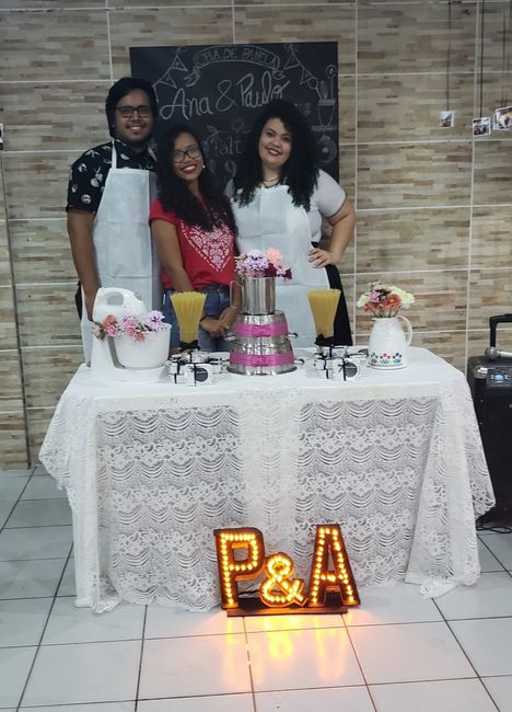Quando a parte da festa e das brincadeiras começaram de fato, nós vestimos um avental branco de TNT.