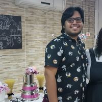 Estes somos eu e meu noivo. Nessa foto dá pra ver melhor o quadro negro.
