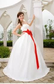 vestido com laço vermelho