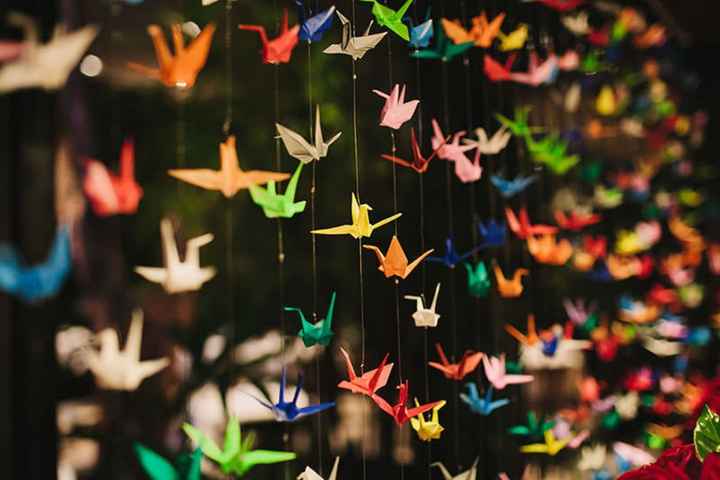 cortina de origami coloridos na entrada da recepção