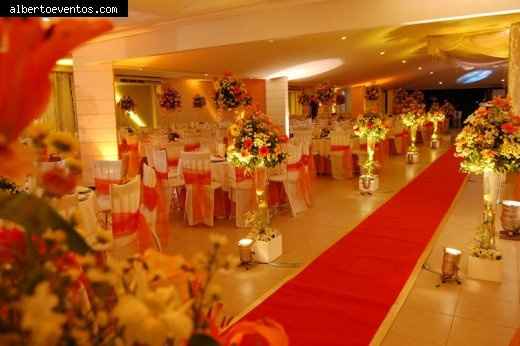 Decoração na cor laranja e amarelo..