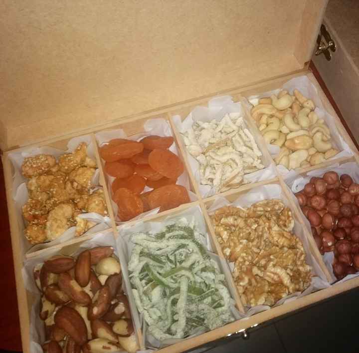 Caixa com castanhas e frutas