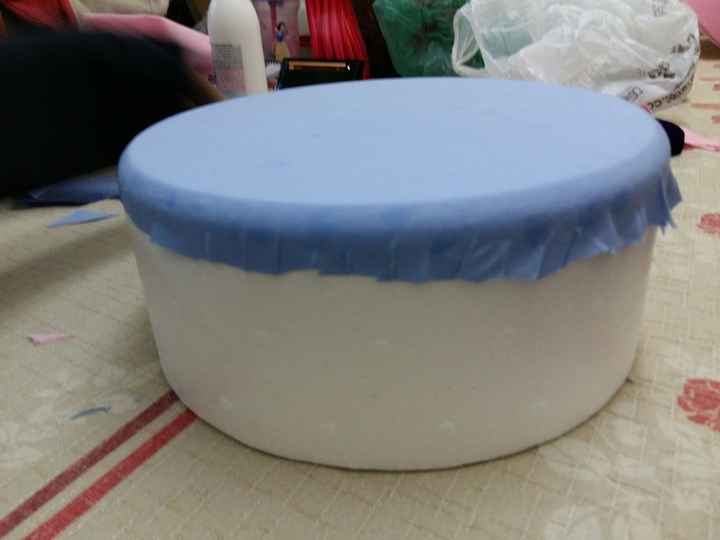 4. Forrando o bolo com tecido de algodão