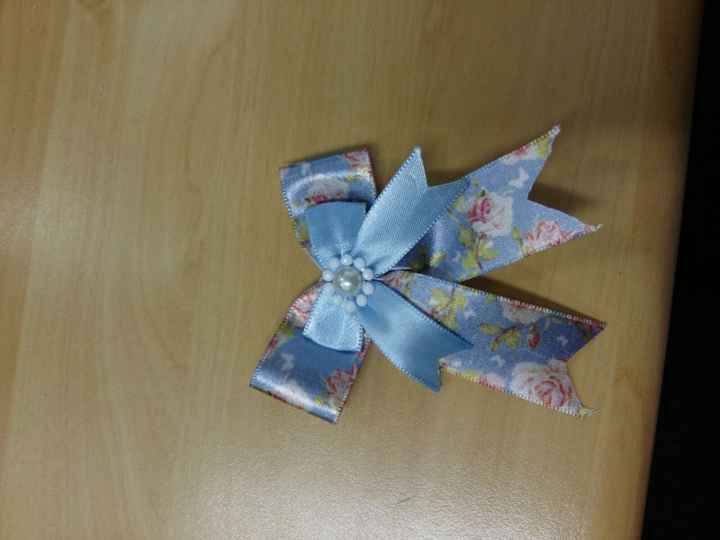 11. Aqui está o laço pronto. Coloquei uma meia pérola para dar acabamento. Esse laços serão usados n