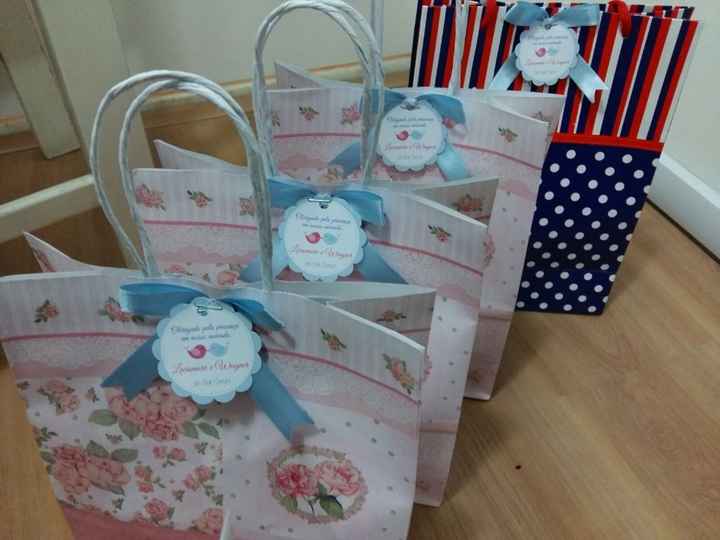16. Aqui estão as lembranças que eu já postei noutro debate. São as canecas. Usei sacolas rosas para