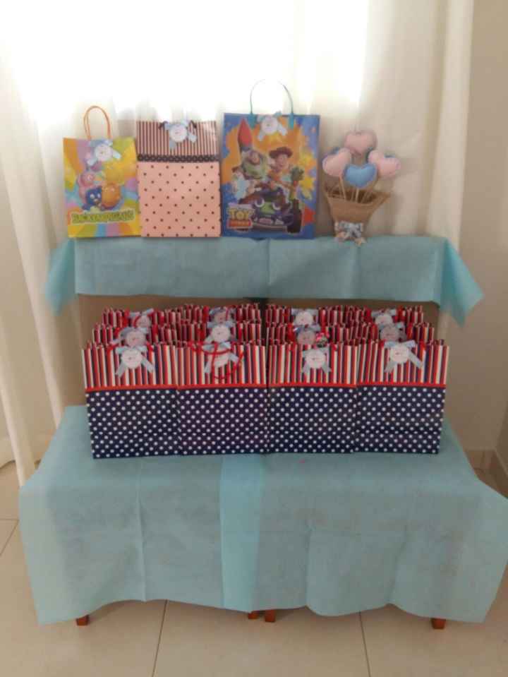 Presentes dos meninos e crianças