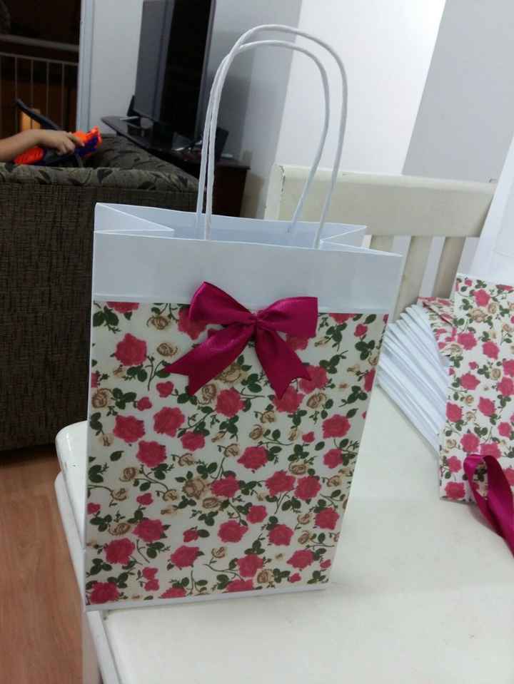 A decoração da sacola fui eu mesma que fiz. Comprei sacolas brancas, imprimir a estampa em papel com