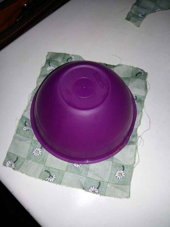 Para o meu "projeto piloto" eu usei um potinho de 150 ML, ai resolci cortar o tecido maior, usei ess