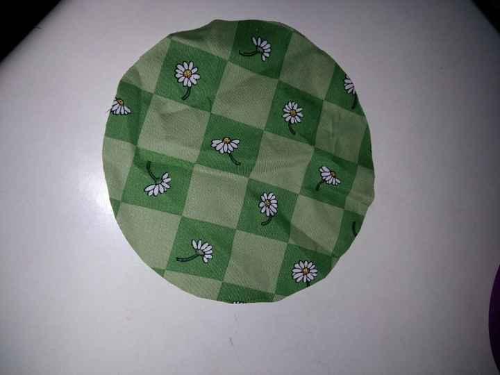 Corte fazendo um disco. Eu usei um tricoline, nesse corte ele não desfia, mas se corta reto, tipo qu