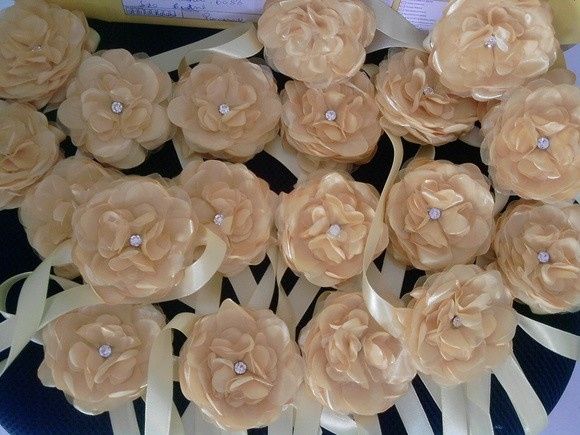 1- Corsage escolhido, Custa R$ 8,00 cada um, como terei 8 madrinhas o preço estará ótimo. Apenas ped