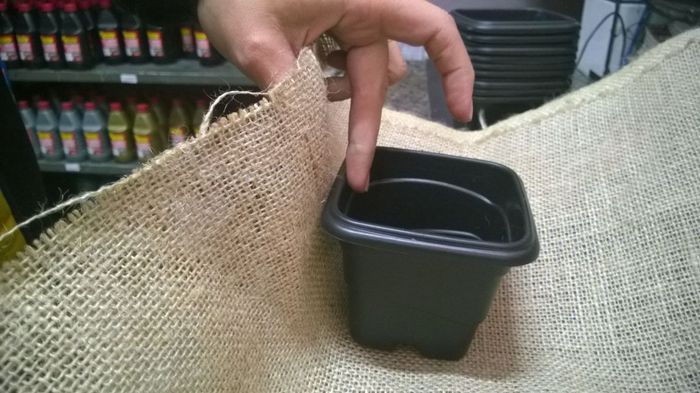 7. Medindo a juta para forrar os vasos