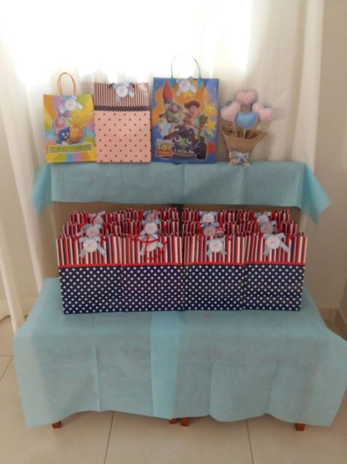 Presentes dos meninos e crianças