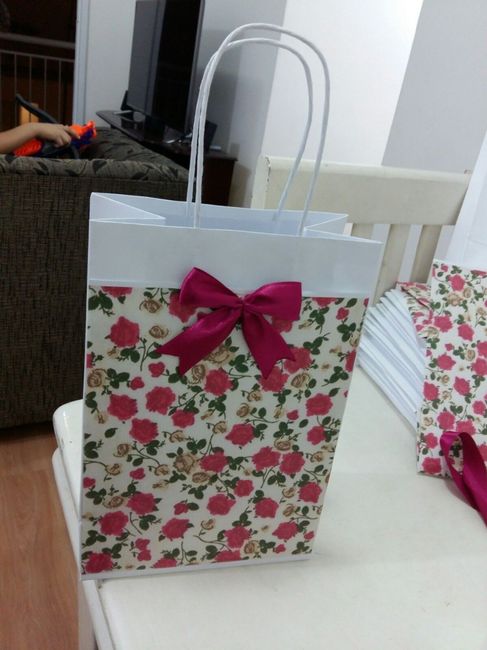 A decoração da sacola fui eu mesma que fiz. Comprei sacolas brancas, imprimir a estampa em papel com