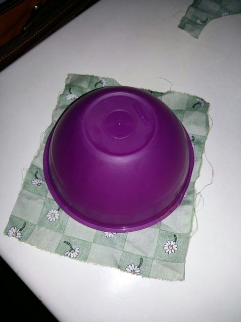 Para o meu "projeto piloto" eu usei um potinho de 150 ML, ai resolci cortar o tecido maior, usei ess