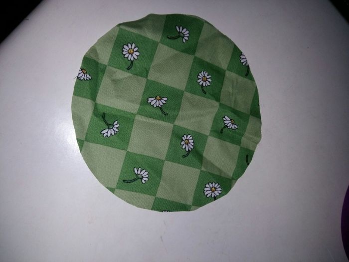 Corte fazendo um disco. Eu usei um tricoline, nesse corte ele não desfia, mas se corta reto, tipo qu