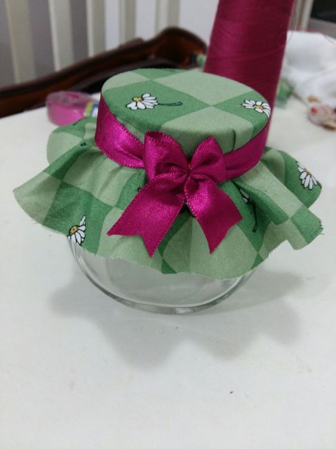 E ta pronto. :) Para finalizar eu usei a fita que seria usada no bem casado e fiz um mini laço.