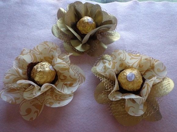 Dourado com arabesco, são produzidas artesanalmente, ai vc pode mudar a cor.