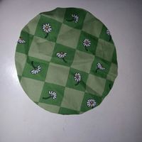 Corte fazendo um disco. Eu usei um tricoline, nesse corte ele não desfia, mas se corta reto, tipo qu