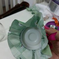 Aqui começa a parte da colagem. Voces precisam  usar cola quente. Coloque um pingo na parte de cima 