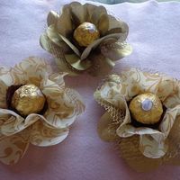 Dourado com arabesco, são produzidas artesanalmente, ai vc pode mudar a cor.