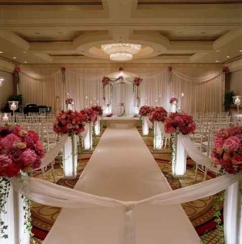 Decoração: Cortinas e flores rosas