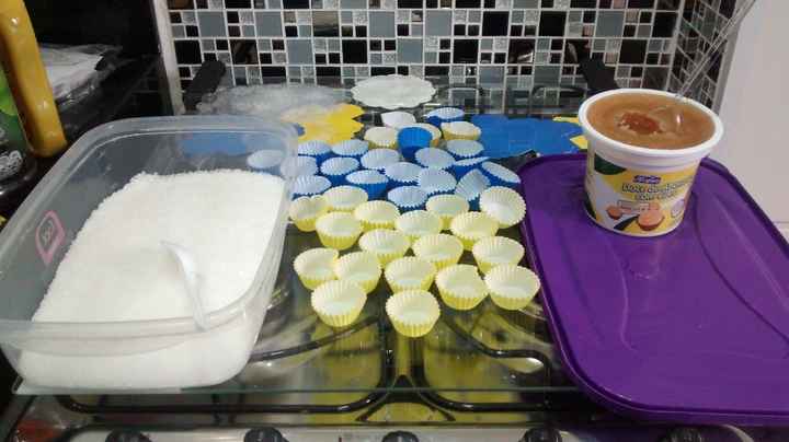 Fazendo o doce de abacaxi com coco.