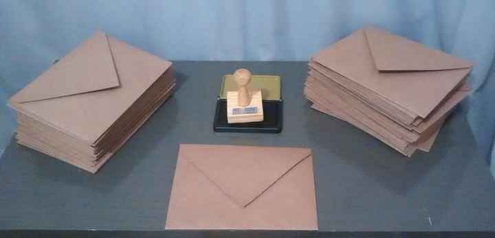 Envelopes e carimbo separados...