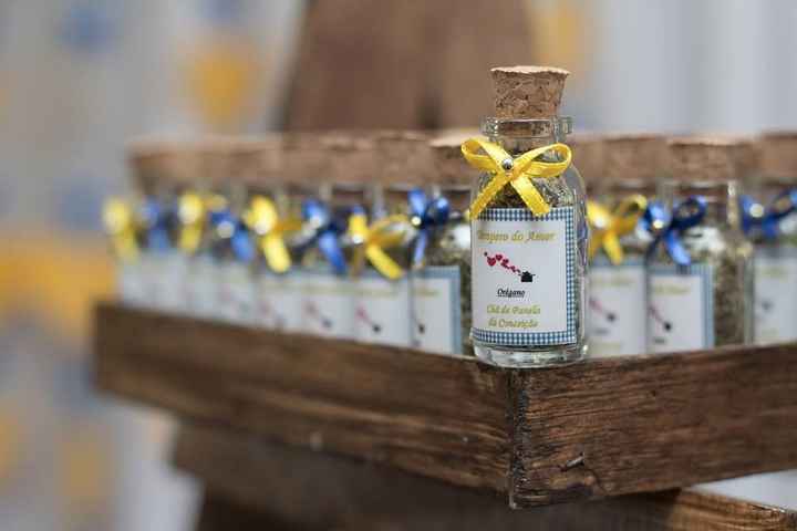 Garrafinhas com orégano.
