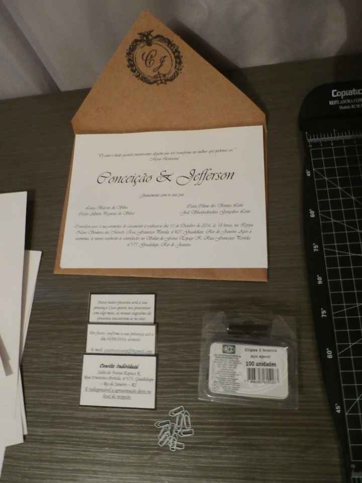 Corte dos papéis para o convite.
