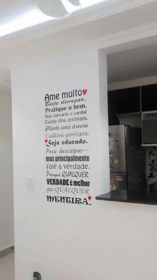 Adesivo com mensagem na parede do passa prato.