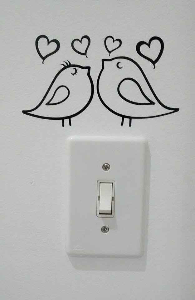 Adesivo acima do interruptor do quarto.