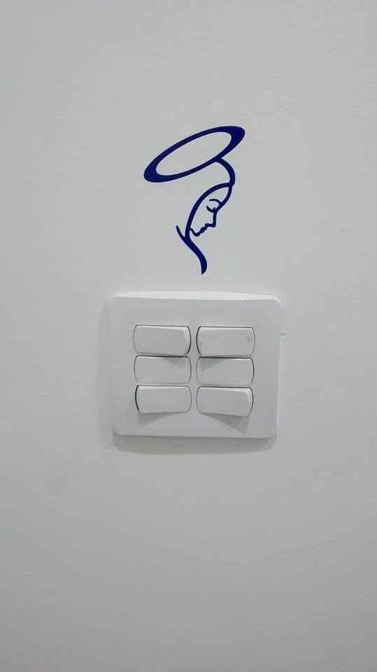 Adesivo acima do interruptor da sala.