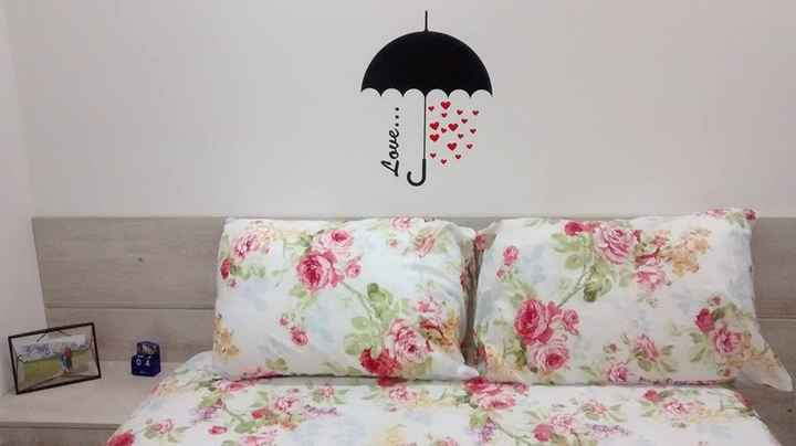 Adesivo na cabeceira da cama.