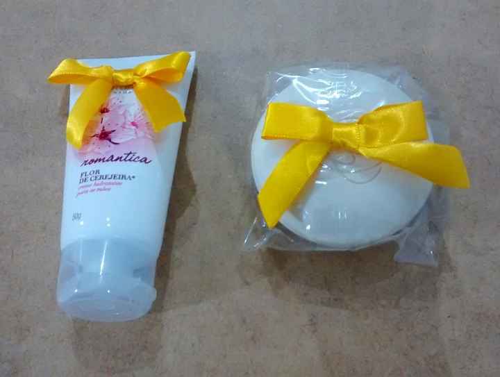 Item que compõe o presente: creme para as mãos e sabonete.