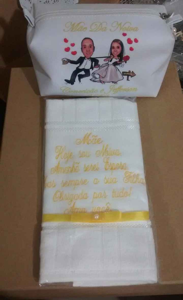 Item que compõe o presente: toalha e necessarie personalizada.