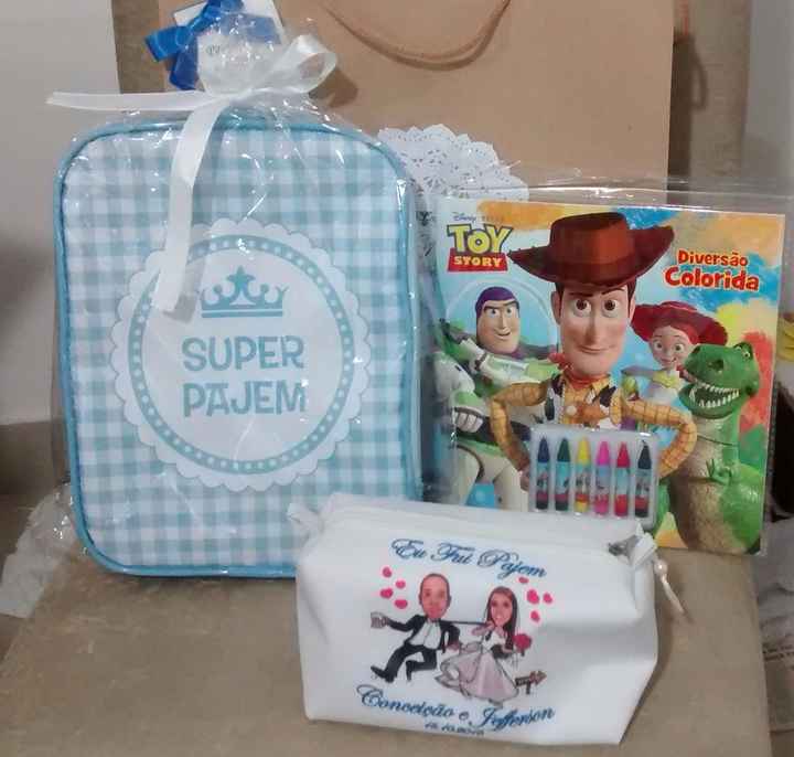 Presente pajem: mochila, necessaire e livro para colorir.