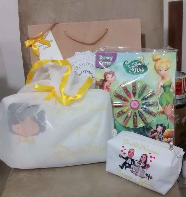 Presente daminha 1: livro para colorir das fadas, necessarie e almofada + toalhinha.