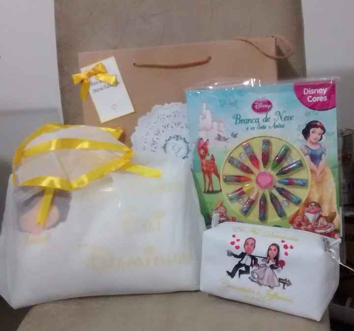 Presente daminha 1: livro para colorir branca de neve, necessarie e almofada + toalhinha