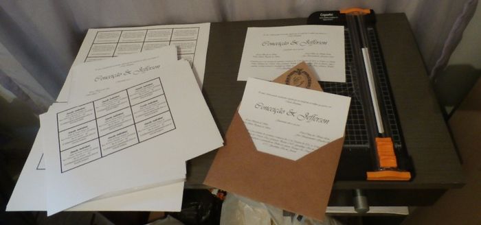Corte dos papéis para o convite.