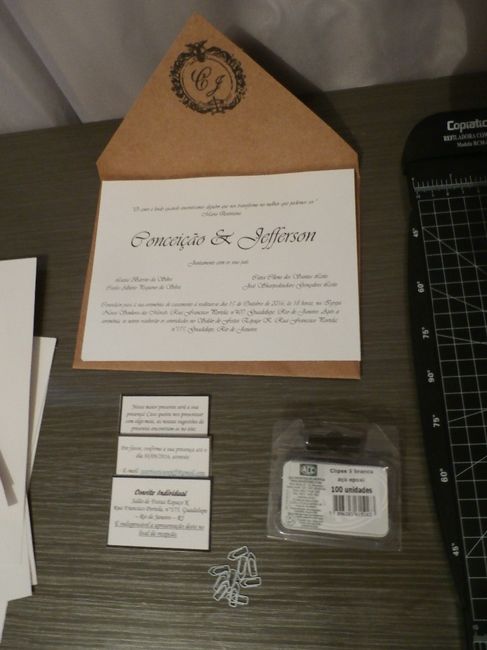 Corte dos papéis para o convite.