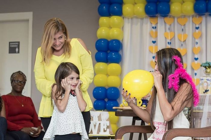 Uma das prendas: encher a bexiga até estourar.